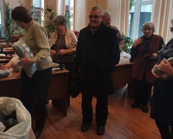 В Новосибирске растет число волонтеров, участвующих в акции "Вяжем носки солдату"