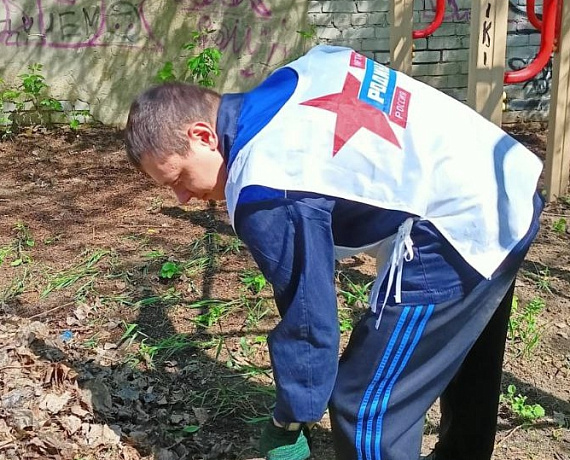Саратовские родинцы убрали детскую площадку в рамках месячника по благоустройству