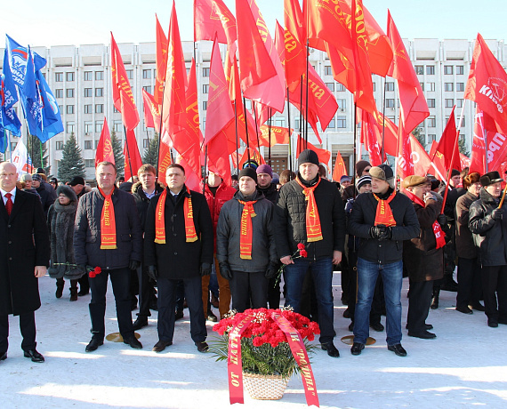 Патриоты Самары возложили цветы к Вечному огню в День защитника Отечества