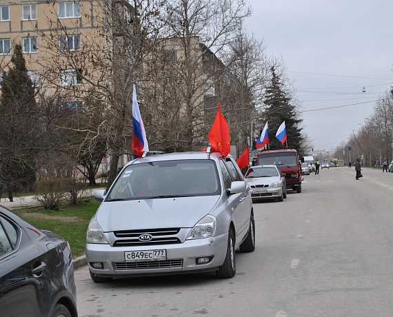 Крымские социал-патриоты провели автопробег