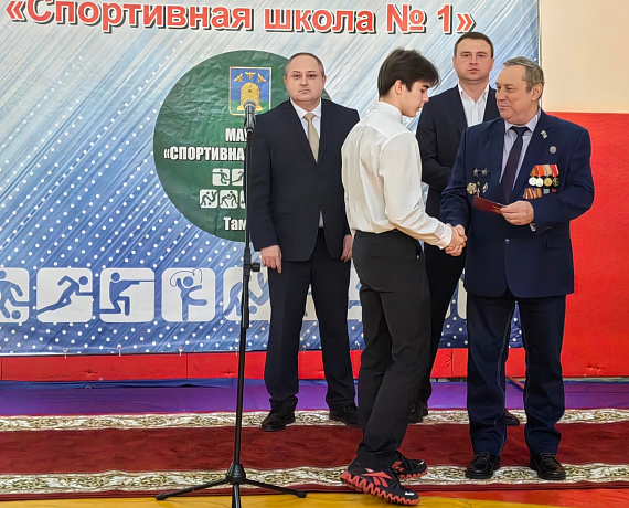 Косенков и Стариков вручили удостоверения и знаки отличия борцам спортшколы