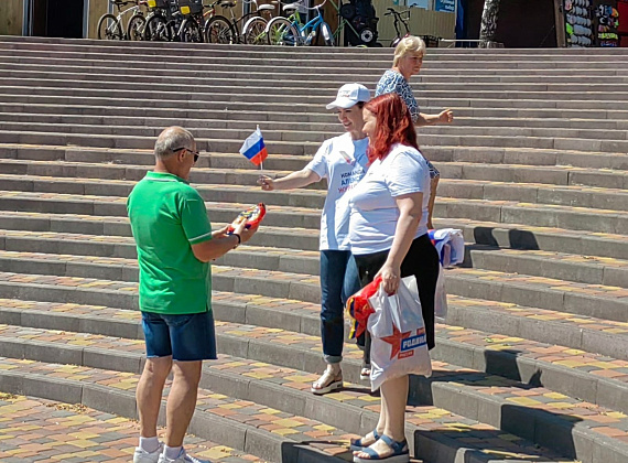 Сотрудники Приемной Алексея Журавлева поздравили тамбовчан с Днем России и с Днем города