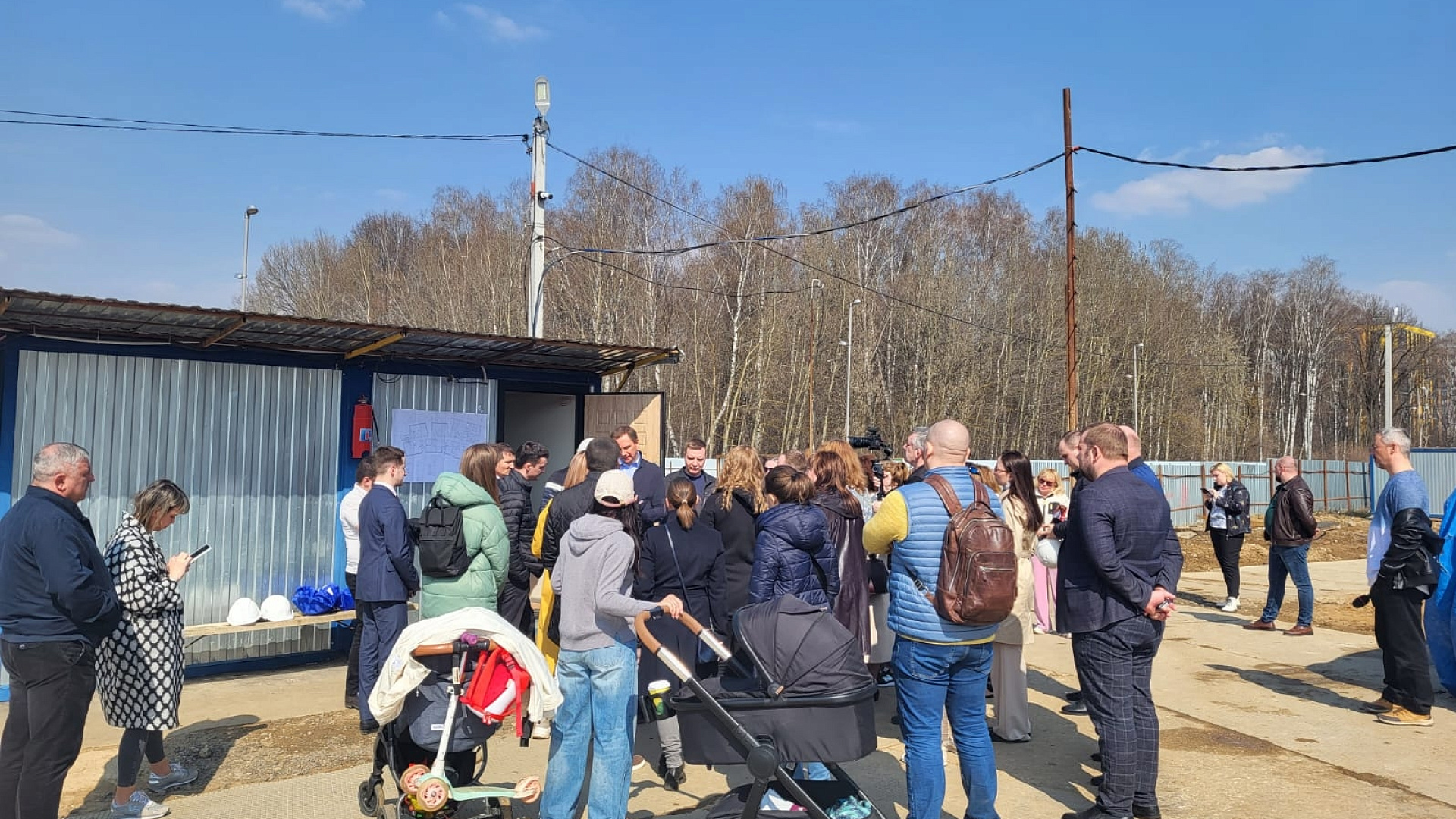 Инна Родина приняла участие в сходе жителей ЖК Город "В лесу", требующих постройки детсада