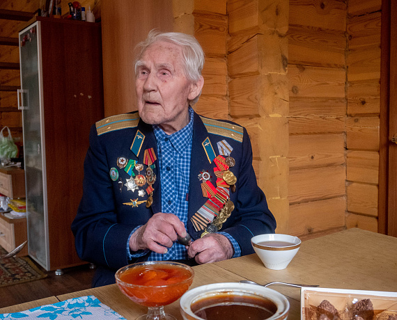 Актив Челябинской "РОДИНЫ" поздравил ветерана Великой Отечественной войны