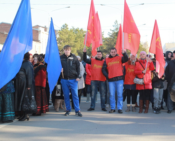 Партийцы Новочеркасска пришли на митинг в честь Дня народного единства