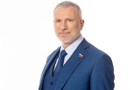 Журавлев: Перед вторым туром выборов Макрон пытается сыграть на поле Ле Пен