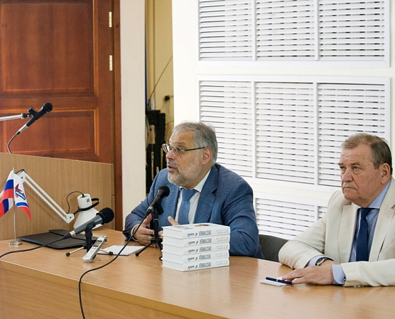 Михаил Хазин в Новосибирске встретился с преподавателями и студентами