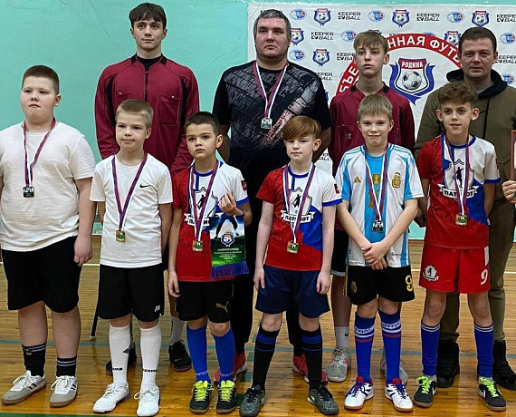 Павел Пронин наградил участников детского футбольного турнира