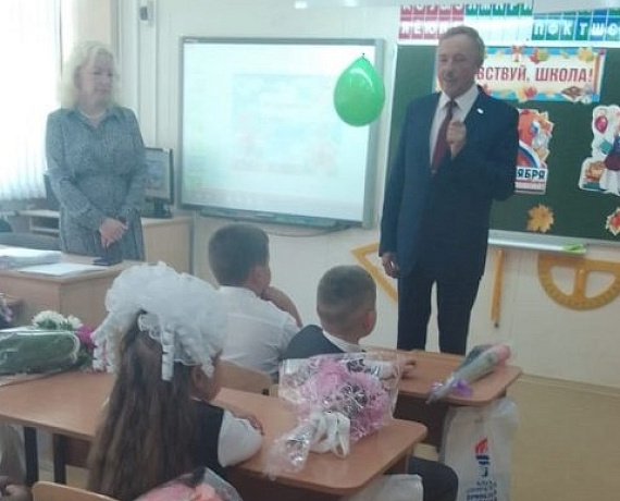 Ученические принадлежности от Виктора Илюхина получили 1090 первоклассников десяти школ Новосибирска