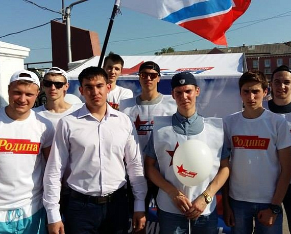 Настоящее праздничное шоу устроили активисты барабинского отделения "РОДИНЫ" в День России