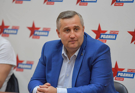 Алексей Рылеев провел урок "Разговоры о важном" в московской школе