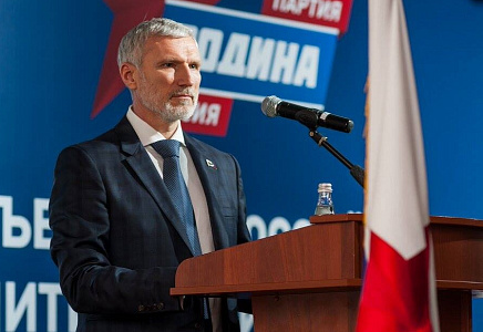 Журавлев назвал президентскую кампанию в США "скандалом в доме престарелых"