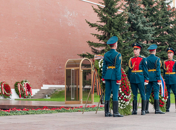Представители "РОДИНЫ" возложили венки и цветы к могиле Неизвестного солдата, 06.05.2016