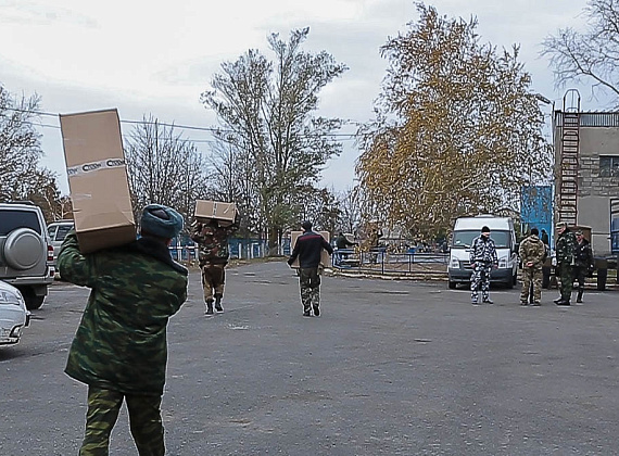 Передача гуманитарной помощи партии "РОДИНА" ополченцам Новоазовска, 01.11.2014