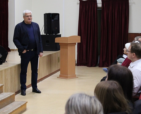 Вячеслав Илюхин встретился с родителями новосибирских школьников