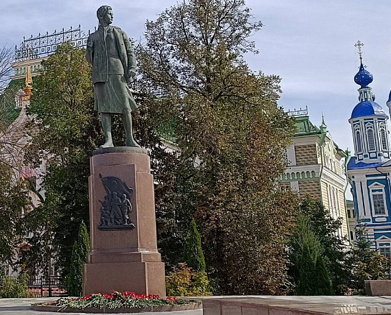 В день рождения Зои Космодемьянской соратники возложили цветы к подножью монумента в центре Тамбова