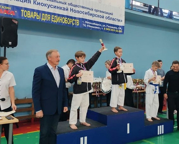 Вячеслав Илюхин и Леонид Рыбин поддержали юных каратистов