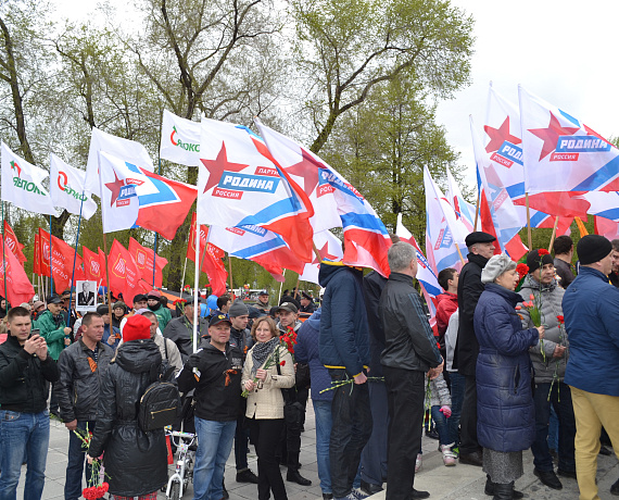 9 мая новосибирская "РОДИНА" возложила венки и цветы к Монументу Славы