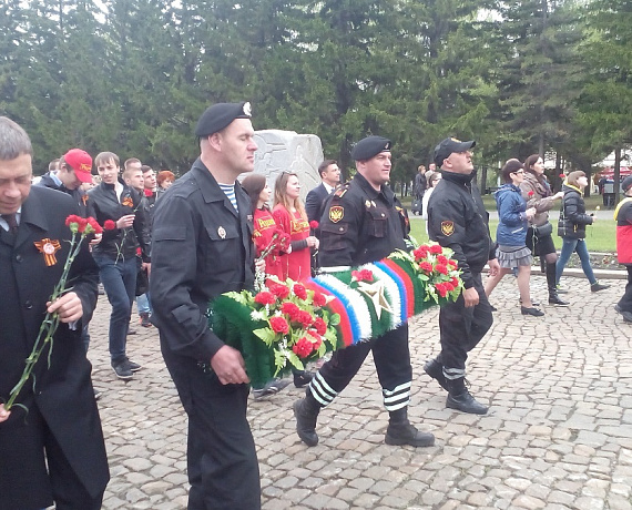 Омские социал-патриоты возложили гирлянду к Вечному огню