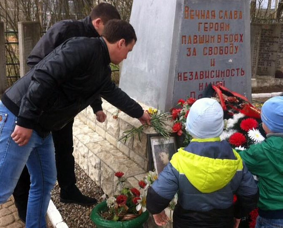 Великолукские партийцы возложили памятные венки к местам братских захоронений советских солдат