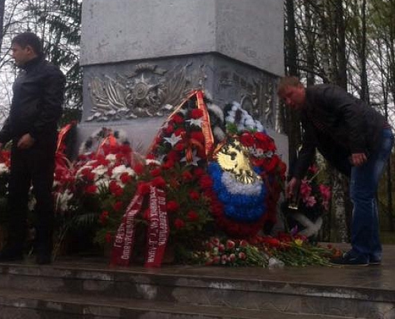 Великолукские партийцы возложили памятные венки к местам братских захоронений советских солдат