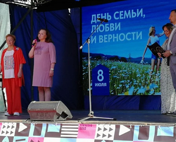 Елена Иванова приняла участие в церемонии награждения семейных пар