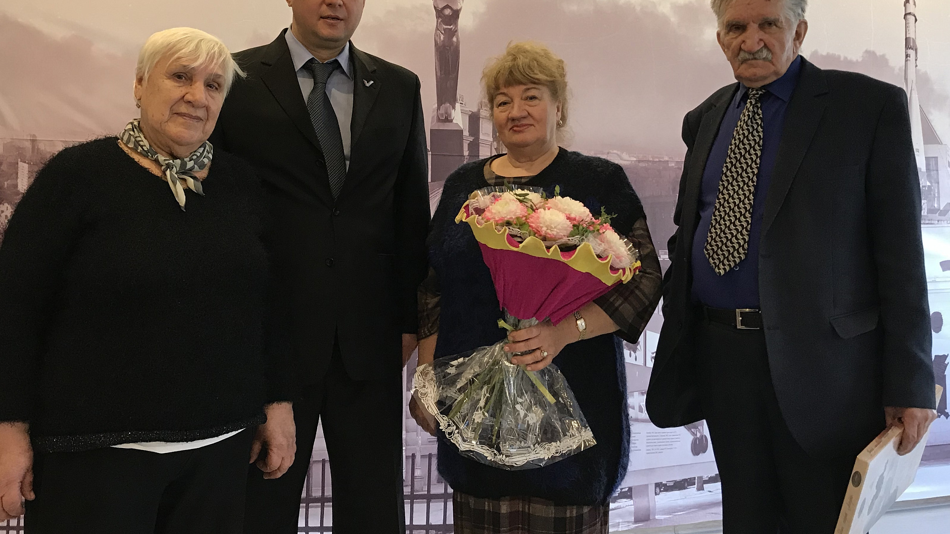 Валерий Барсук поздравил ветеранов с Днем матери
