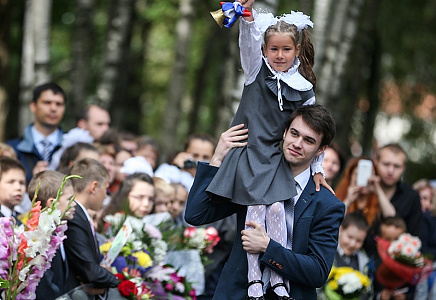 Журавлев поздравил школьников и их родителей с Днем знаний