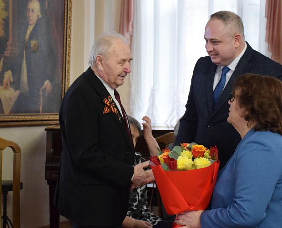 Максим Косенков и Любовь Шанина приняли участие в вручении медалей ветеранам