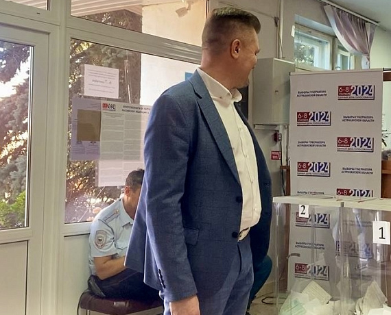 Владимир Сухарев объехал избирательные участки Астраханской области