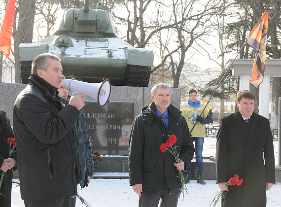 Возложение цветов к Долгоруковскому обелиску и митинг у памятника воинам-освободителям Симферополя, 4 февраля 2014 г.