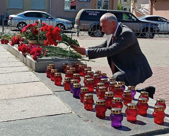 Рабочий визит в Орловскую область Журавлев начал с возложения цветов к Вечному огню