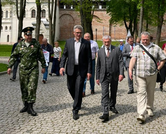 Алексей Журавлев с соратниками возложили цветы к Вечному огню в Новгородском Кремле