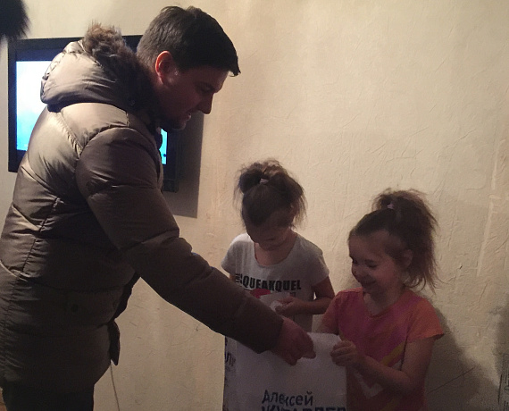 Лидер "РОДИНЫ" поздравил детей из многодетных семей Воронежа с Новым годом