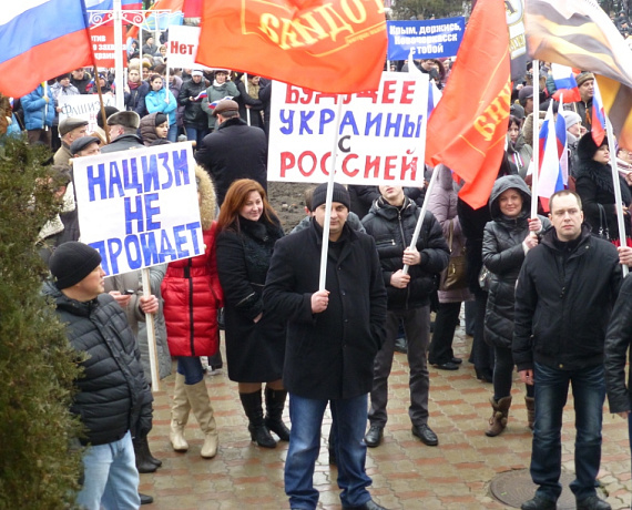Родинцы Новочеркасска вышли на митинг в поддержку Крыма
