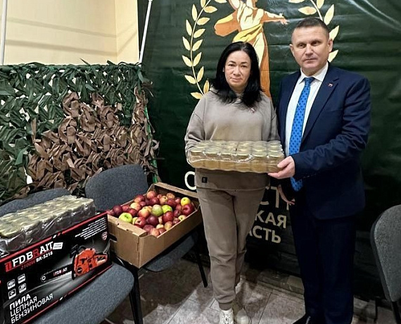 Геннадий Селебин передал от коллектива Брянской облбиблиотеки гумпомощь для нужд СВО