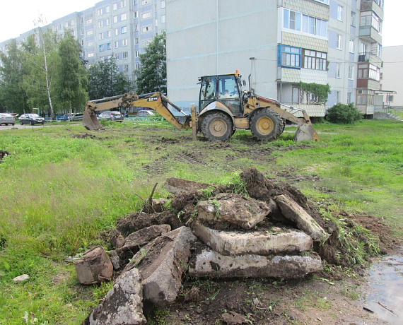 Партийцы оказали помощь в благоустройстве новгородских дворов