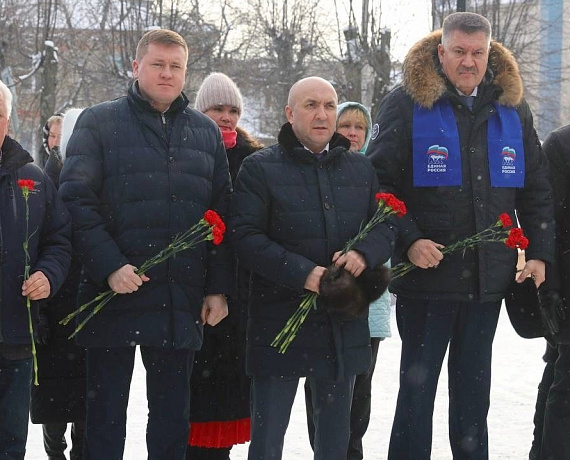 Владимир Михайлов в поселке Кугеси возложил цветы к памятнику погибшим воинам-землякам