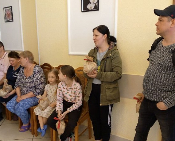 Владимирская "РОДИНА" поздравила беженцев из Мариуполя с Пасхой