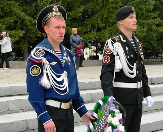 Челябинские активисты поздравили земляков с Днём ВМФ