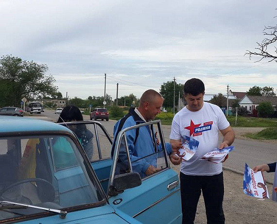 Ставропольские партийцы раздали землякам праздничные наклейки