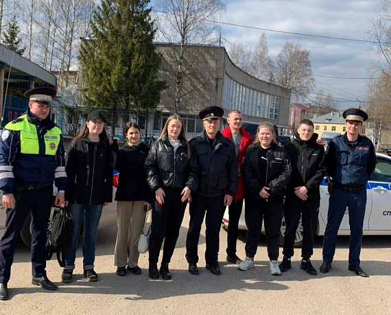 Представители молодежного движения Новгородской "РОДИНЫ" посетили УГИБДД