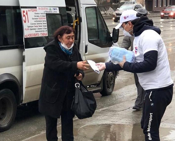 Волонтеры новосибирской "РОДИНЫ" продолжают раздавать маски на остановках