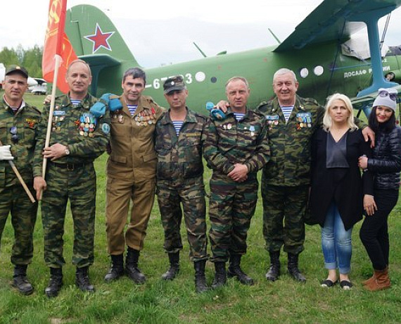 Соратники Татарстана помогли кадетам впервые прыгнуть с парашютом (фото)