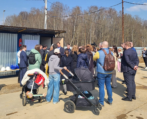 Инна Родина приняла участие в сходе жителей ЖК Город "В лесу", требующих постройки детсада