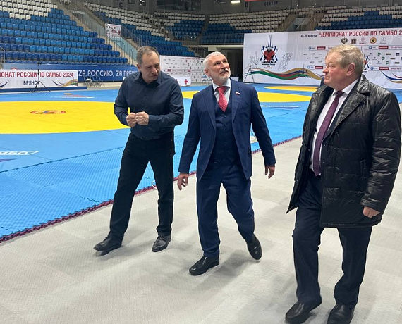 Алексей Журавлев посетил крупнейшее спортивное сооружение Брянской области