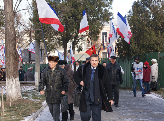 Возложение цветов к Долгоруковскому обелиску и митинг у памятника воинам-освободителям Симферополя, 4 февраля 2014 г.