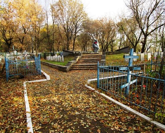 Ульяновские партийцы произвели уборку на могилах бойцов Второй мировой войны