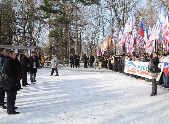 Возложение цветов к Долгоруковскому обелиску и митинг у памятника воинам-освободителям Симферополя, 4 февраля 2014 г.