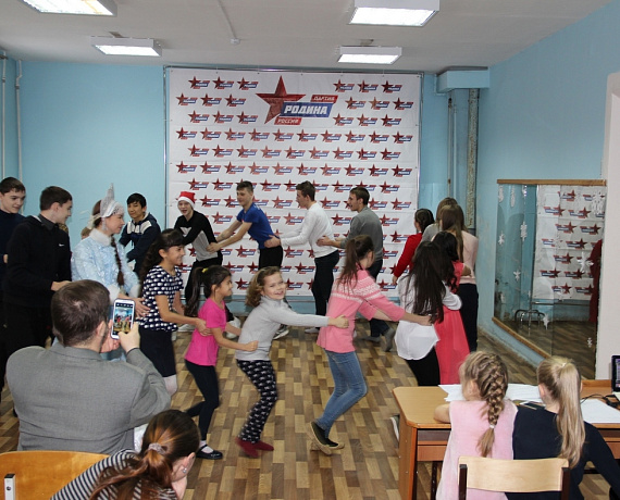 Самарская "РОДИНА" устроила новогодний праздник в подростковом клубе "Пламя"